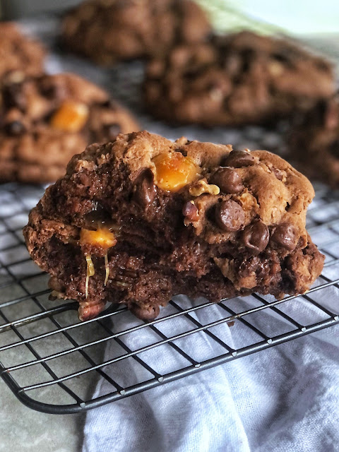 ooey gooey cookies with caramel and chocolate