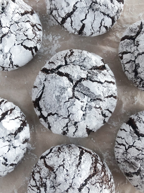crinkle cookies on parchment paper