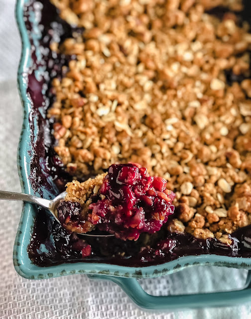 berries with a crunchy topping in a blue dish