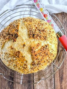 everything bagel no-knead bread