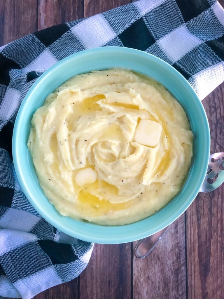 creamy garlic mashed potatoes with butter