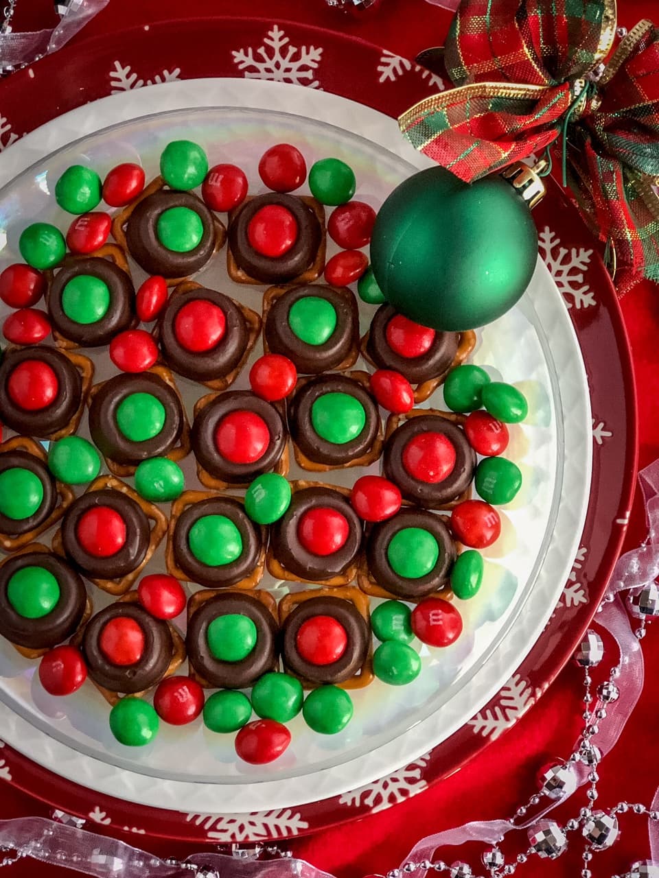 reindeer noses made from pretzels rolos and m&ms