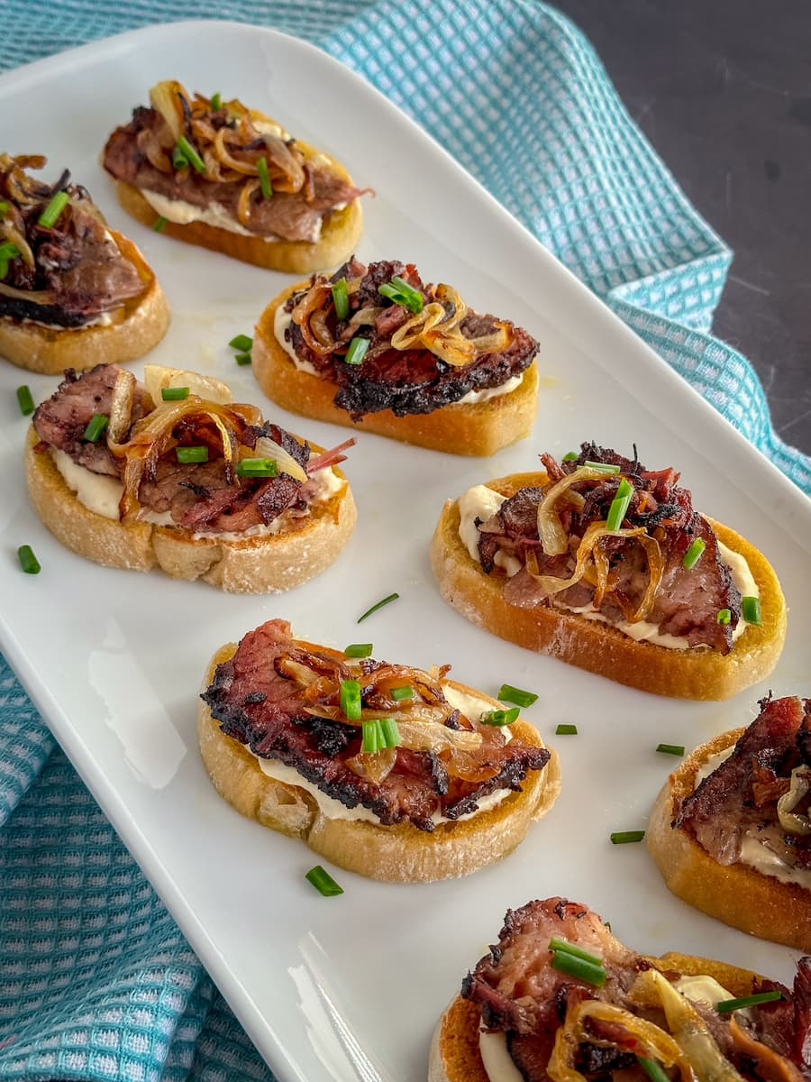 beef crostini with horseradish cream caramelized onions and chives