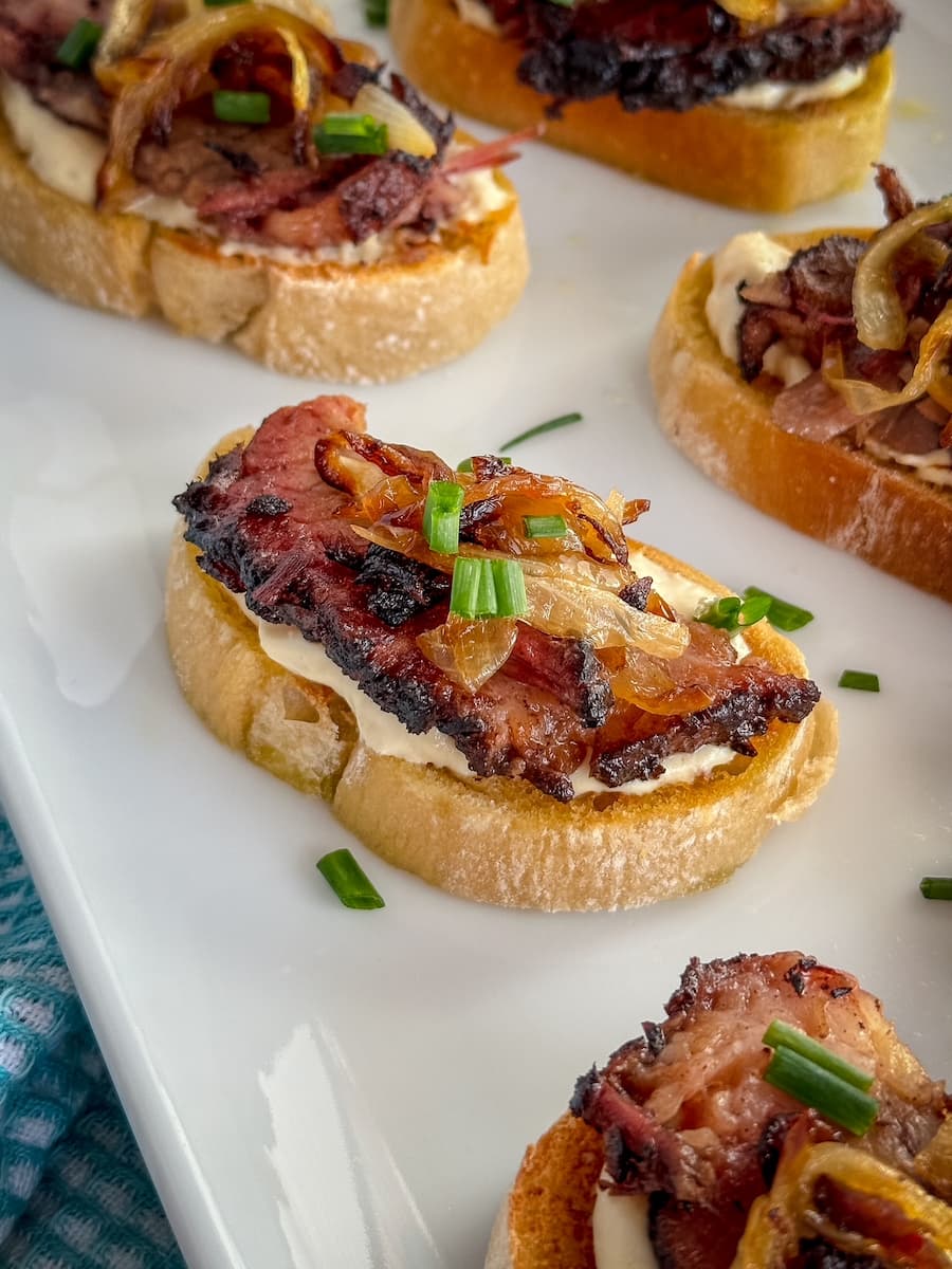 beef crostini with horseradish cream caramelized onions and chives
