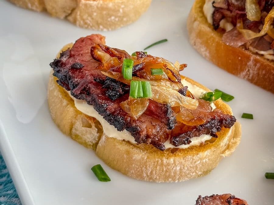 Beef Crostini with Horseradish Cream